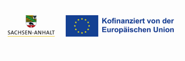 Das Bild zeigt das Sachsen-Anhalt-Wappen neben der EU-Flagge mit blauem Text